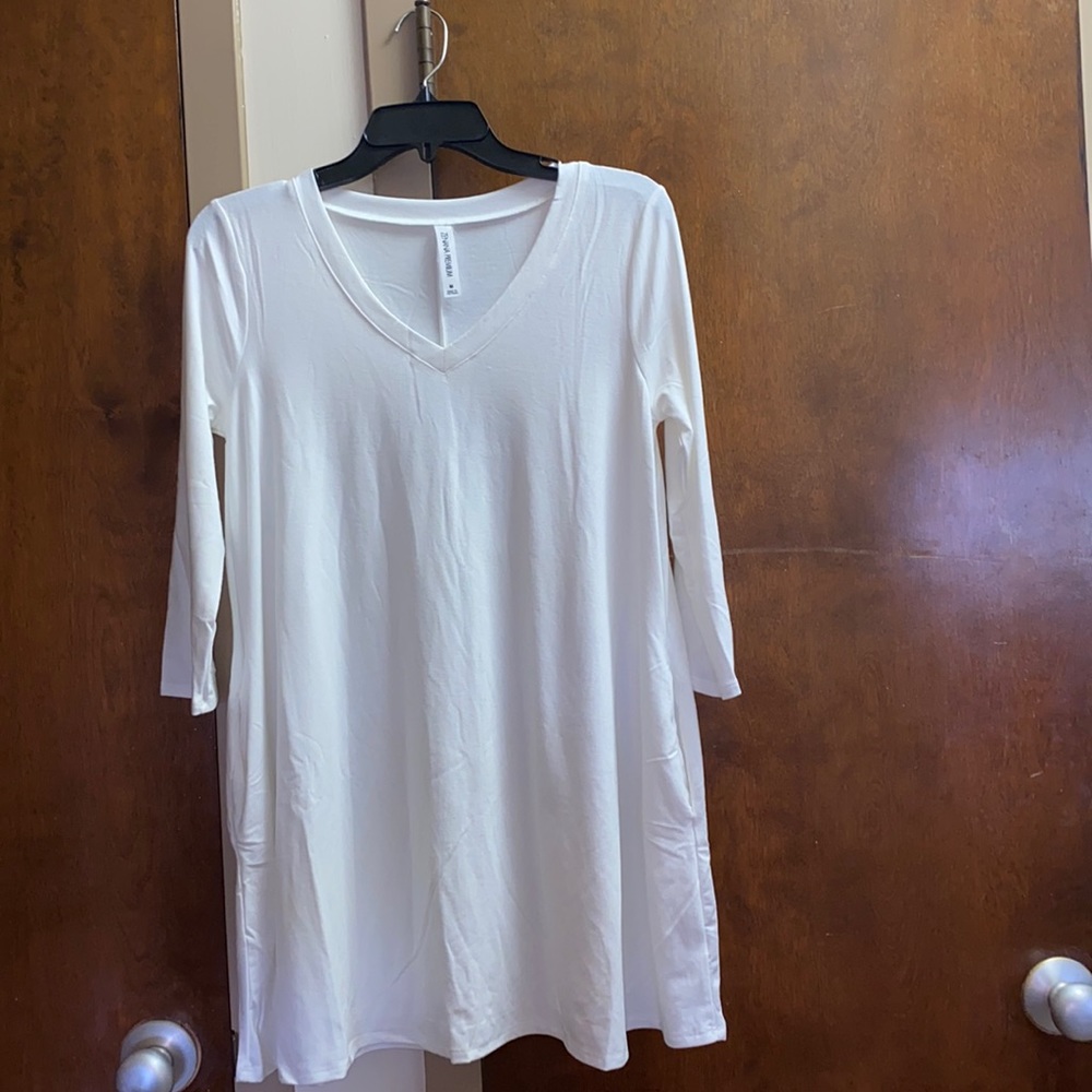 One tunic white color 3/4 sleeves
